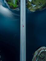 ai generato aereo Visualizza cattura lungo ponte quello tratti attraverso buio blu corpo di acqua ai generato foto