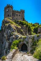 ai generato maestoso castello costruito su un' roccioso collina, circondato di lussureggiante verdura ai generato foto