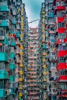 ai generato Immagine cattura densamente confezionato, colorato appartamento edificio con balconi. ai generato foto