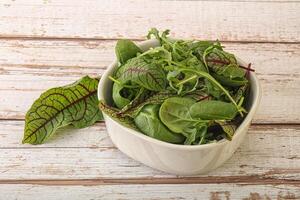 insalata verde nella ciotola foto