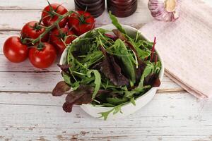 mescolare insalata nel il ciotola foto