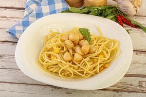 deliziosa pasta con pettine frutti di mare foto