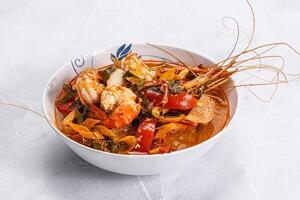 tailandese tradizionale tom yum la minestra foto