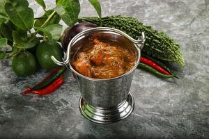 indiano cucina - pollo curry con spezie foto