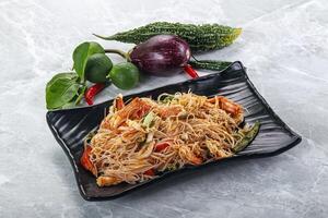 tailandese speziato vermicelli insalata con gamberi foto