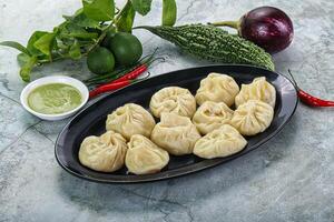 nepalese al vapore Ravioli momo con salse foto