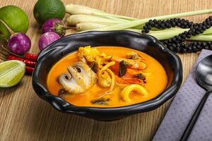 tailandese tom yum la minestra con frutti di mare foto