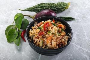 tailandese speziato vermicelli insalata con gamberi foto