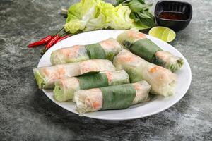 vietnamita primavera rotolo con gamberetti e verdure foto