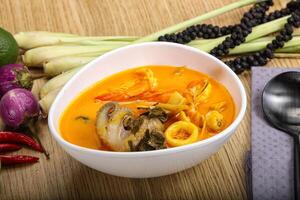 tailandese tom yum la minestra con frutti di mare foto