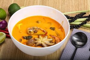 tailandese tom yum la minestra con frutti di mare foto