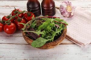 mescolare insalata nel il ciotola foto