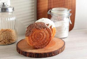 cromboloni o Crombolini, brioche bomboloni foto