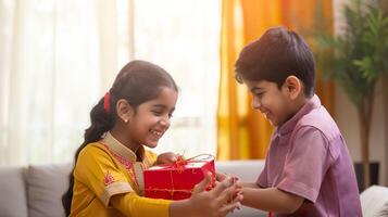 ai generato Raksha bandhan celebrazione, contento indiano fratello dando regalo per sorella a casa foto