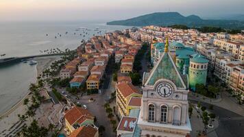 aereo Visualizza di tramonto cittadina su phu quoc isola, Vietnam foto