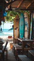 ai generato fotografia un' spiaggia bar con tavole da surf come arredamento, sfondo Immagine, generativo ai foto