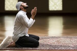ai generato religioso musulmano persone raccolta il suo mano per pregare per Allah su preghiera tappeto foto