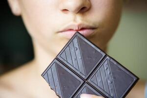 irriconoscibile adolescenziale ragazza Tenere cioccolato bar a casa foto