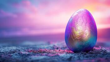ai generato iridescente Pasqua uovo su un' spiaggia a tramonto foto