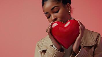 ai generato africano americano donna nel beige cappotto Tenere rosso cuore isolato su rosa foto