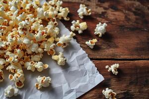 ai generato superiore Visualizza Popcorn su un' carta su rustico di legno sfondo con copia spazio foto