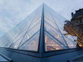 Parigi, Francia, gennaio 19, 2024 - persiana di ventilazione palazzo e il piramide. foto