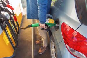 salisburgo, Austria - 14.01.2024 rifornimento carburante il auto a un' gas stazione carburante pompa. foto