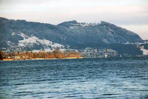 paesaggio su lago Traunsee nel salzkammergut nel superiore Austria nel inverno. foto