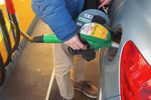 salisburgo, Austria - 14.01.2024 rifornimento carburante il auto a un' gas stazione carburante pompa. foto