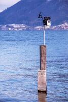 lago traunsee, Austria - 14.01.2024 piccolo tempo metereologico stazione con tazza anemometro e banderuola foto