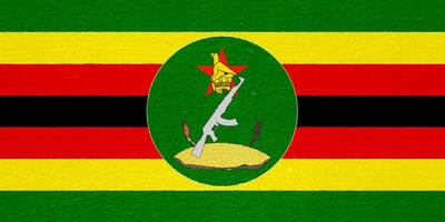 bandiera e cappotto di braccia di repubblica di Zimbabwe su un' strutturato sfondo. concetto collage. foto