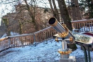 telescopio su il muri di il hohensalzburg fortezza prospiciente il vecchio cittadina. foto