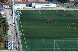 superiore Visualizza su un' trattore si preoccupa per il calcio campo foto