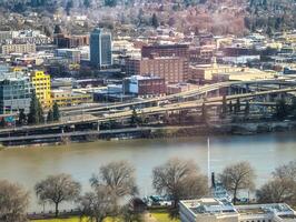 visualizzazioni di portland a partire dal un' alto punto nel il città. Visualizza a partire dal il finestra di il portland città griglia frutti di mare ristorante. foto