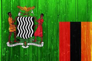 bandiera e cappotto di braccia di repubblica di Zambia su un' strutturato sfondo. concetto collage. foto
