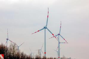 vento turbina stazione mulino a vento parco Il prossimo per il strada nel Austria nel nuvoloso tempo atmosferico. foto