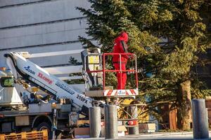 nitra, slovacchia - 01.11.2024 smantellamento di il Natale albero su il città quadrato. foto