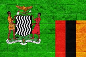bandiera e cappotto di braccia di repubblica di Zambia su un' strutturato sfondo. concetto collage. foto