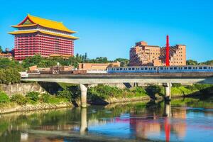 paesaggio di taipei di il fiume con mille dollari Hotel foto