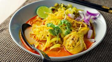 khao soia ricetta, curry spaghetto la minestra con pollo servito su bianca ciotola, tailandese cibo, curry spaghetto, tailandese spaghetto, settentrionale cibo. foto