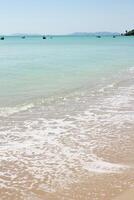 spiaggia e tropicale mare nel Tailandia, bellissimo foto digitale immagine