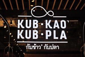 bangkok, Tailandia agosto 17, 2023 KUB kao KUB pla cartello. KUB kao KUB pla è popolare tailandese ristorante quello ha molti rami nel bangkok. foto