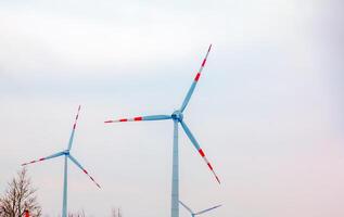 vento turbina stazione mulino a vento parco Il prossimo per il strada nel Austria nel nuvoloso tempo atmosferico. foto