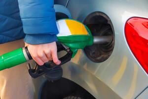 rifornimento carburante il auto a un' gas stazione carburante pompa. foto