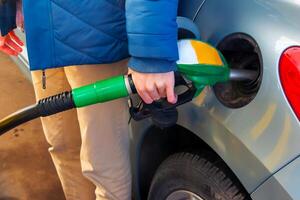 rifornimento carburante il auto a un' gas stazione carburante pompa. foto