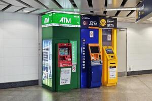 bangkok, Tailandia settembre 13, 2023 automatico cassiere macchina o ATM nel mrt treno stazione quello è operato di massa rapido transito autorità di Tailandia. foto