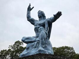 nagasaki, Giappone novembre 16, 2023 pace statua a Nagasaki ipocentro parco. esso è un' famoso punto di riferimento di nagasaki. foto