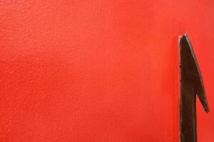 rosso parete con metallo freccia recinto sfondo. foto