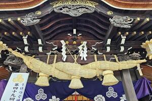 fukuoka, Giappone novembre 13, 2023 shimenawa accludere corda nel davanti di kushida jinja santuario è un' shinto santuario collocato nel hakata-ku, fukuoka, Giappone, era fondato nel nel 757. foto