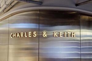 bangkok, Tailandia agosto 23, 2023 charles e keith cartello. charles e keith è un' famoso singaporean moda Casa etichetta fondato nel 1996. foto